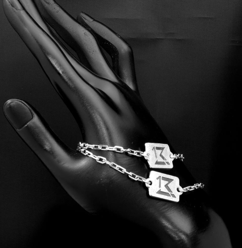 Srebrne bransoletki z projektowaną blaszką