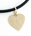 Złote serduszko z głębokim grawerunkiem