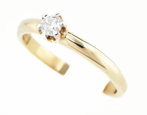 Pierścionek z diamentem