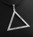 Zawieszka równoramienny trójkąt z grawerunkiem