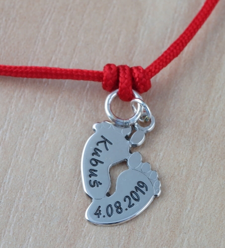 Sznurkowa bransoletka ze stópkami