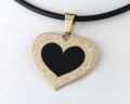Złota serce z czarną emalią, z grawerunkiem róż