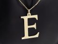 Duża złota literka E z brylantem