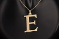 Duża złota literka E z brylantem