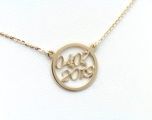 Naszyjnik z ażurowym krążkiem - datą