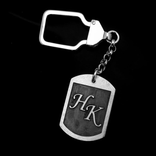 Srebrny brelok z inicjałami i stópkami