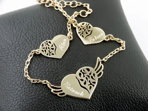 Złota bransoleta z ażurowymi serduszkami.