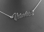 Srebrny naszyjnik z imieniem.