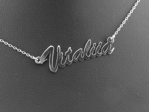 Srebrny naszyjnik z imieniem.