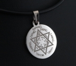 Anielski amulet z białego złota