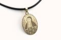 Złoty owalny medalik z podobizną Św. Kingi