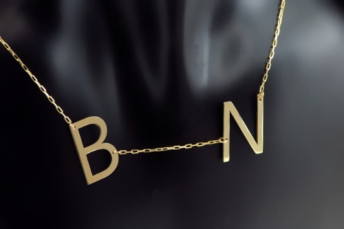Naszyjnik z literkami B i N