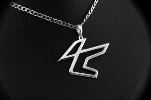 Srebrna zawieszka z firmowym logo