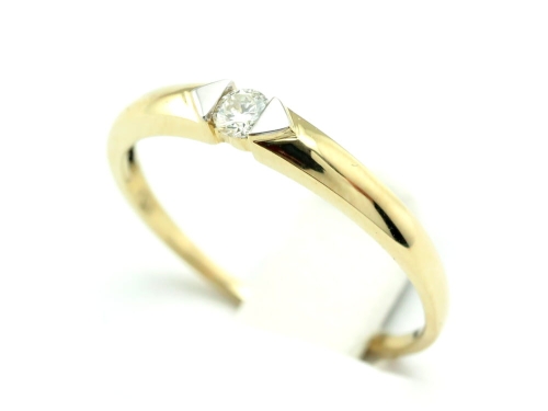 Pierścionek z diamentem