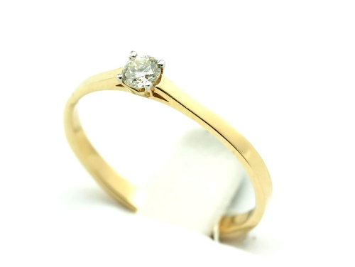 Pierścionek z diamentem