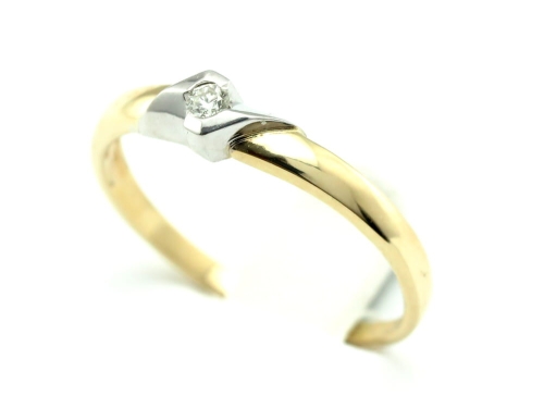 Pierścionek z diamentem