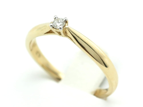 Pierścionek z diamentem