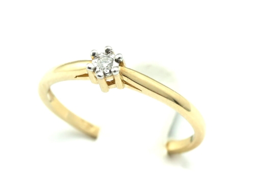 Pierścionek z diamentem