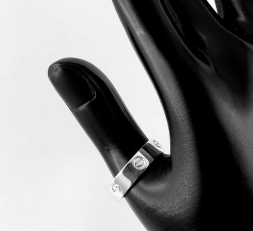 Srebrna obrączka z grawerowanymi śrubami