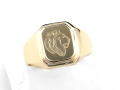 Złoty sygnet z grawerem głowy lwa