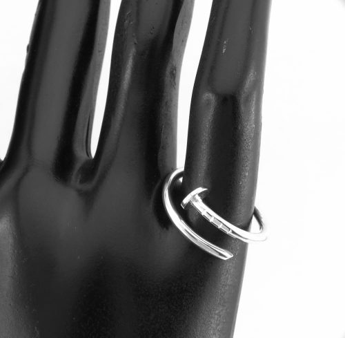 Srebrny pierścionek gwóźdź