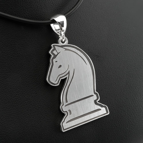 Srebrna zawiezka koń figura szachowa