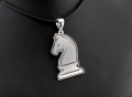 Srebrna zawiezka koń figura szachowa