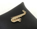 Złota broszka saksofon