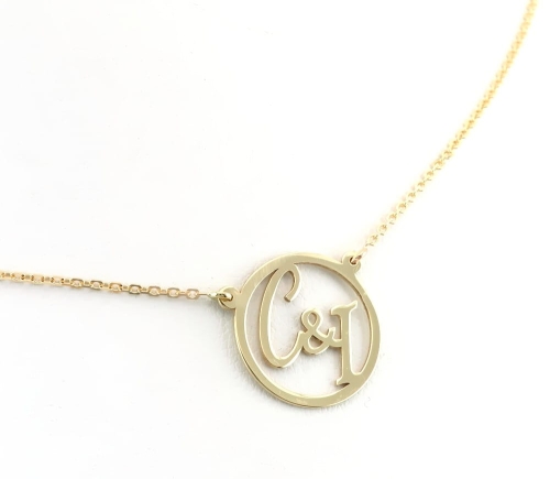 Złoty naszyjnik z inicjałami w kółczeku