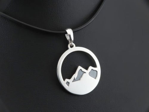 Srebrna zawieszka krążek z górami