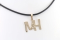 Złota zawieszka inicjały M&H