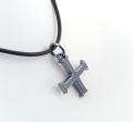 Srebrna zawieszka czarny krzyż