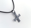 Srebrna zawieszka czarny krzyż
