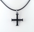Srebrna zawieszka czarny krzyż