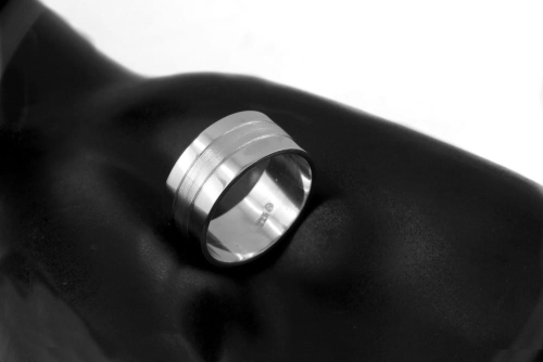 Srebrna szeroka obrączka z paskiem