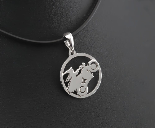 Srebrna zawieszka czarownica na motocyklu