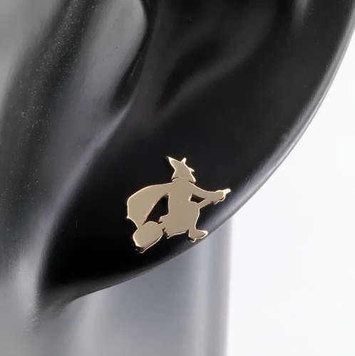 Pojedyńczy złoty kolczyk czarownica