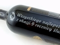 Grawerunek na butelce z winem