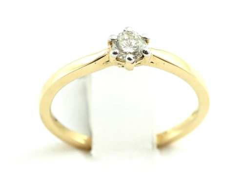 Pierścionek z diamentem