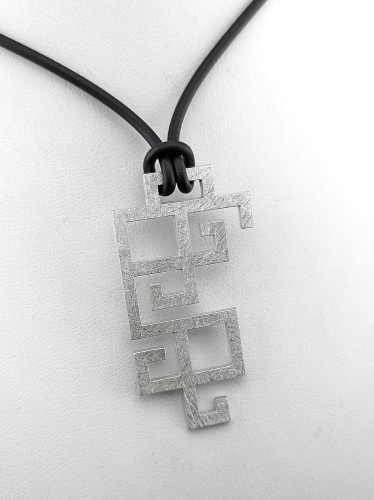 Srebrny wisior inspirowany greckimi ornamentami