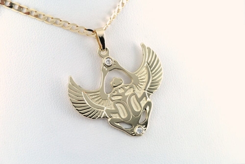 Złoty skarabeusz z diamentami