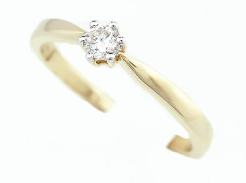 Pierścionek z diamentem