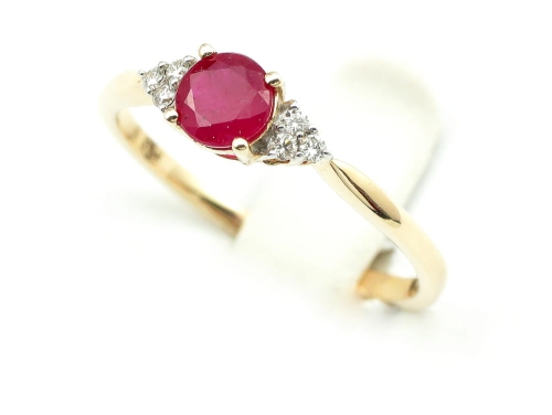 Pierścionek z diamentami i z rubinem