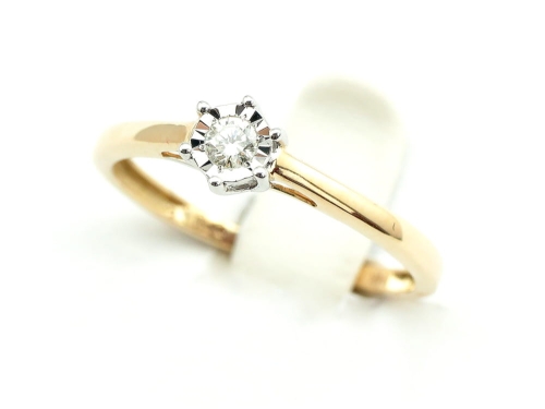 Pierścionek z diamentem