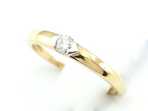 Pierścionek z diamentem