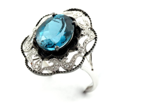 Pierścionek z diamentami i topazem London Blue