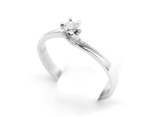 Pierścionek z diamentem