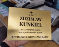 tabliczka mosiężna na grób ciemne napisy