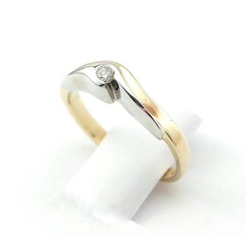 Pierścionek z diamentem