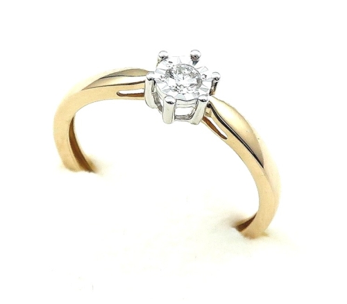 Pierścionek z diamentem